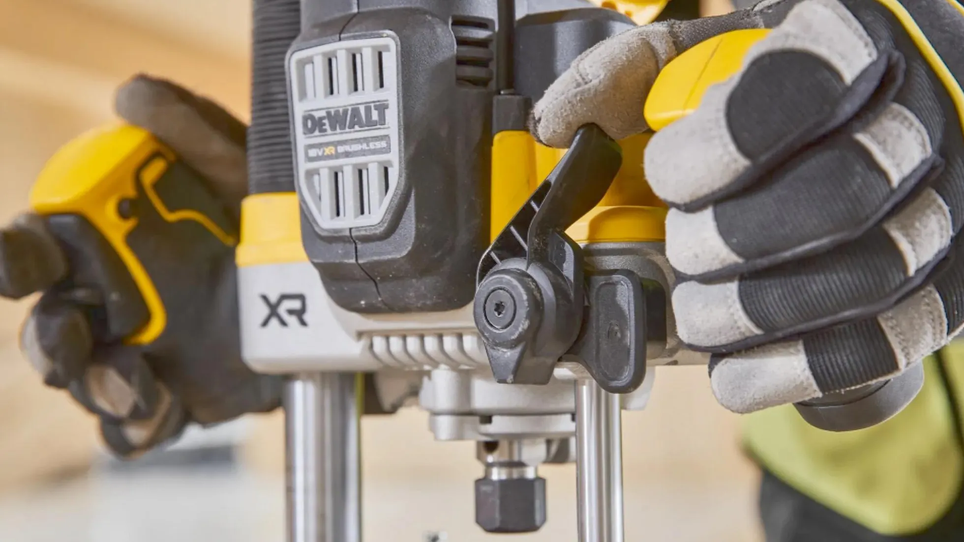DeWALT Akku Oberfräse DCW620H2-QW