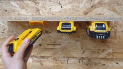 Gelbe StealthMounts Akkuhalterungen für DeWalt XR 20V, 6 St.