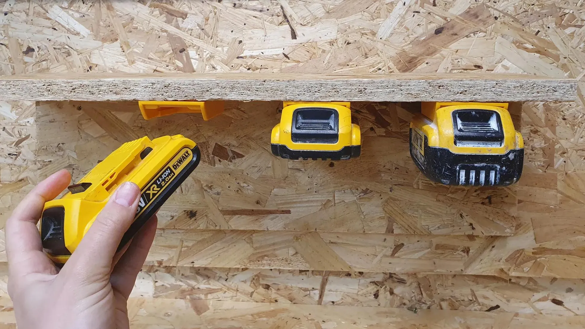 Gelbe StealthMounts Akkuhalterungen für DeWalt XR 20V, 6 St.