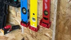 Rote StealthMounts Wasserwaagenhalterung