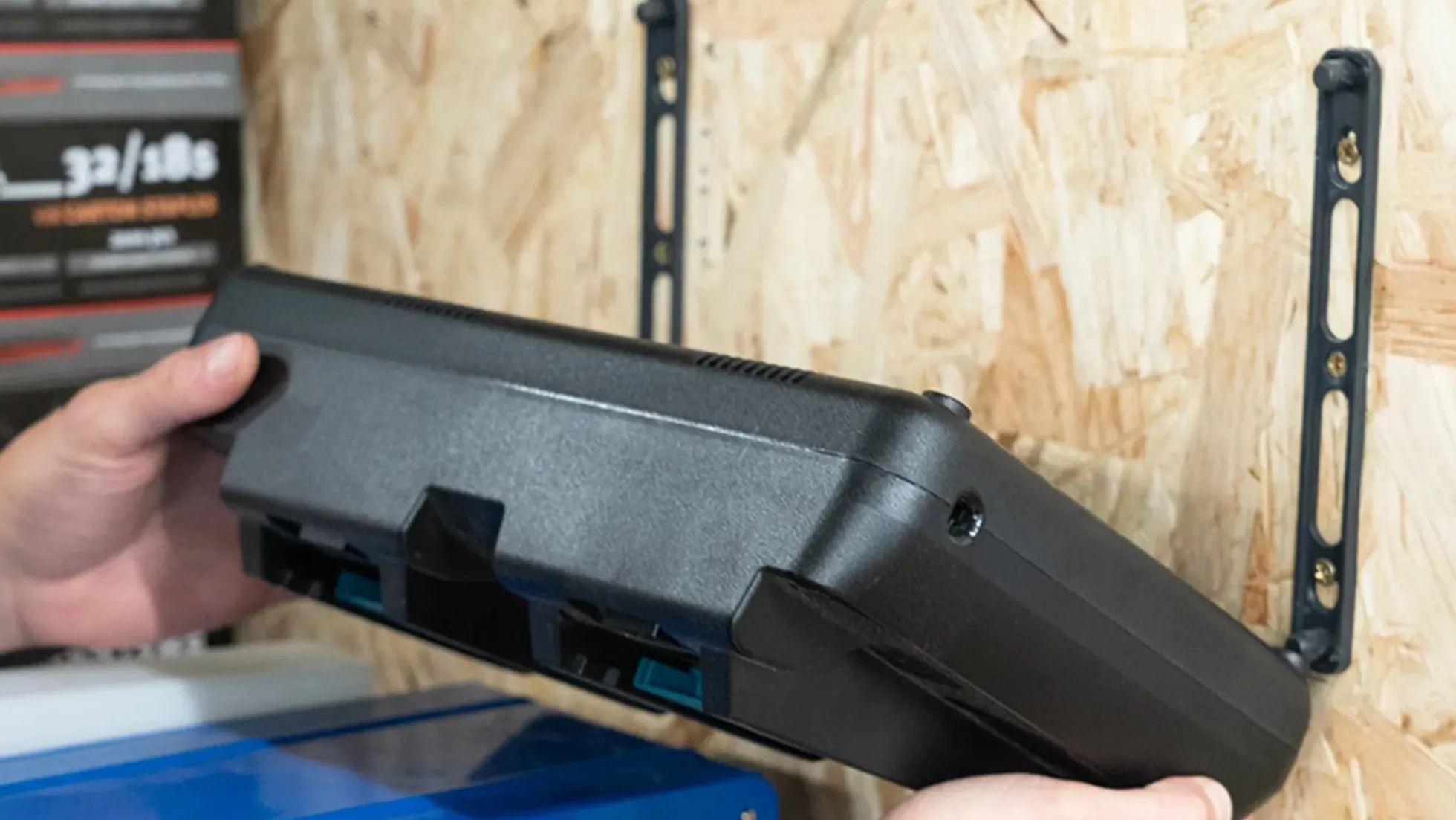 Schwarze StealthMounts Halterung für Makita Doppel-Ladegerät, 2 St.