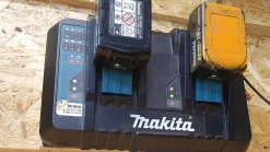 Schwarze StealthMounts Halterung für Makita Doppel-Ladegerät, 2 St.