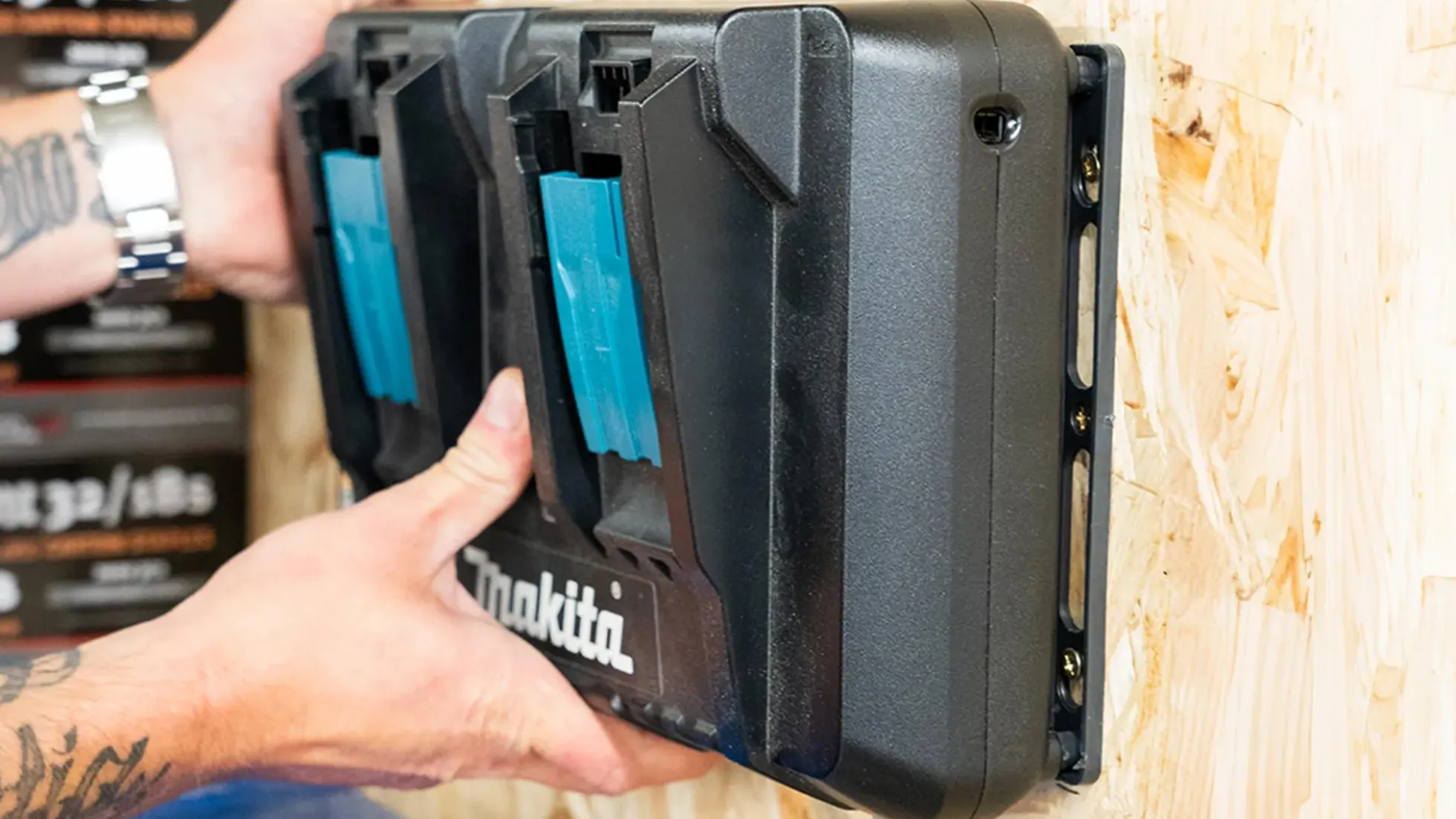 Schwarze StealthMounts Halterung für Makita Doppel-Ladegerät, 2 St.