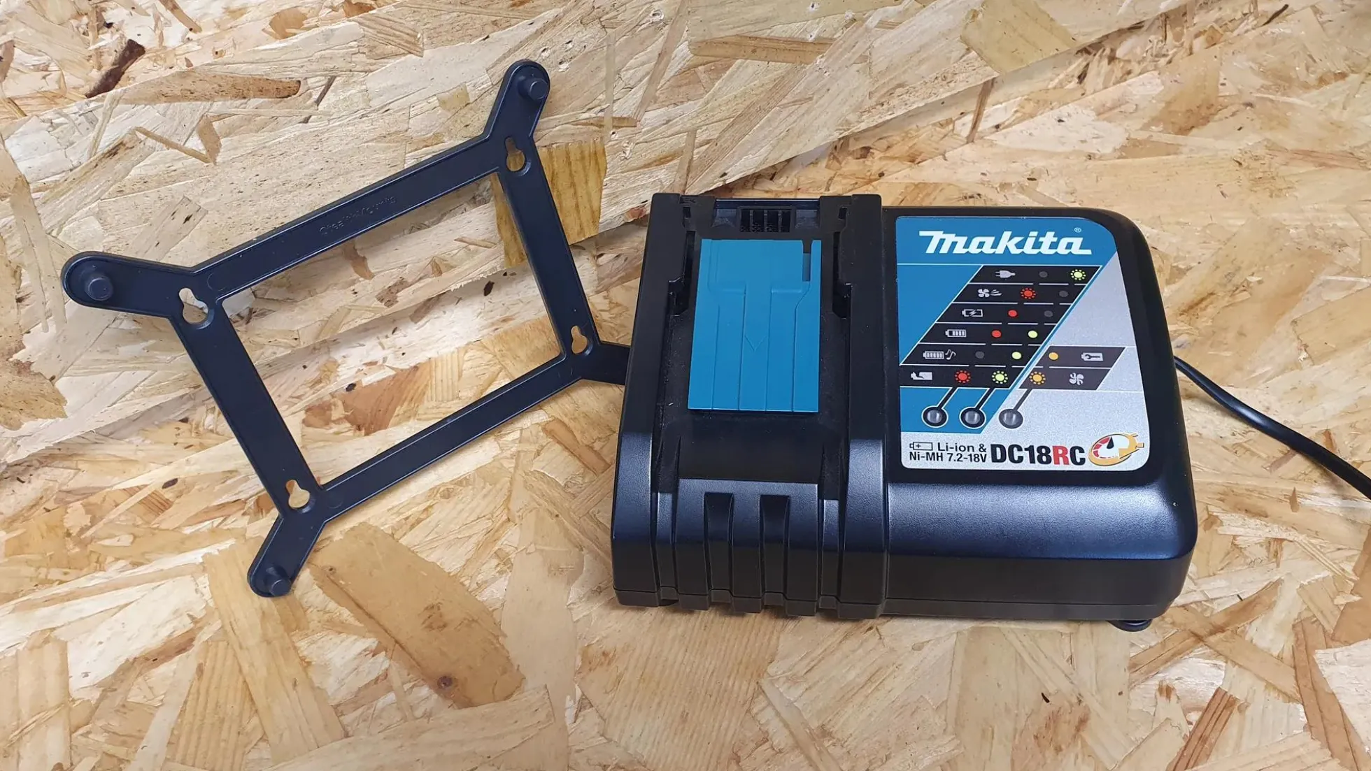 Schwarze StealthMounts Halterung für Makita Ladegerät, 2 St.