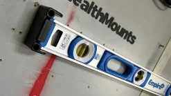 Schwarze StealthMounts Wasserwaagenhalterung