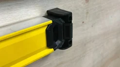 Schwarze StealthMounts Wasserwaagenhalterung XL