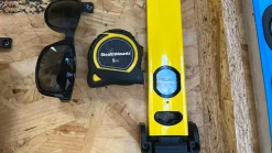 Schwarze StealthMounts Wasserwaagenhalterung Slim
