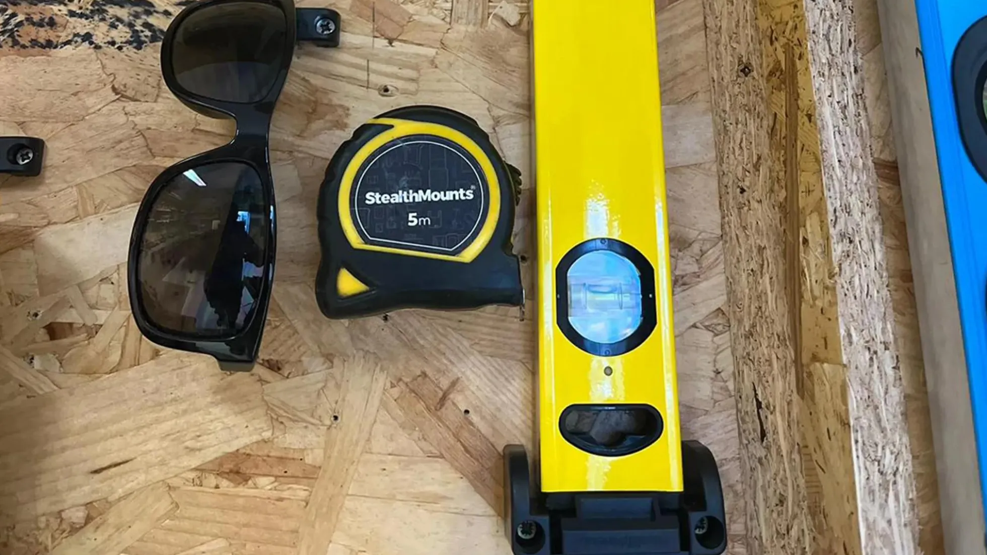 Schwarze StealthMounts Wasserwaagenhalterung Slim